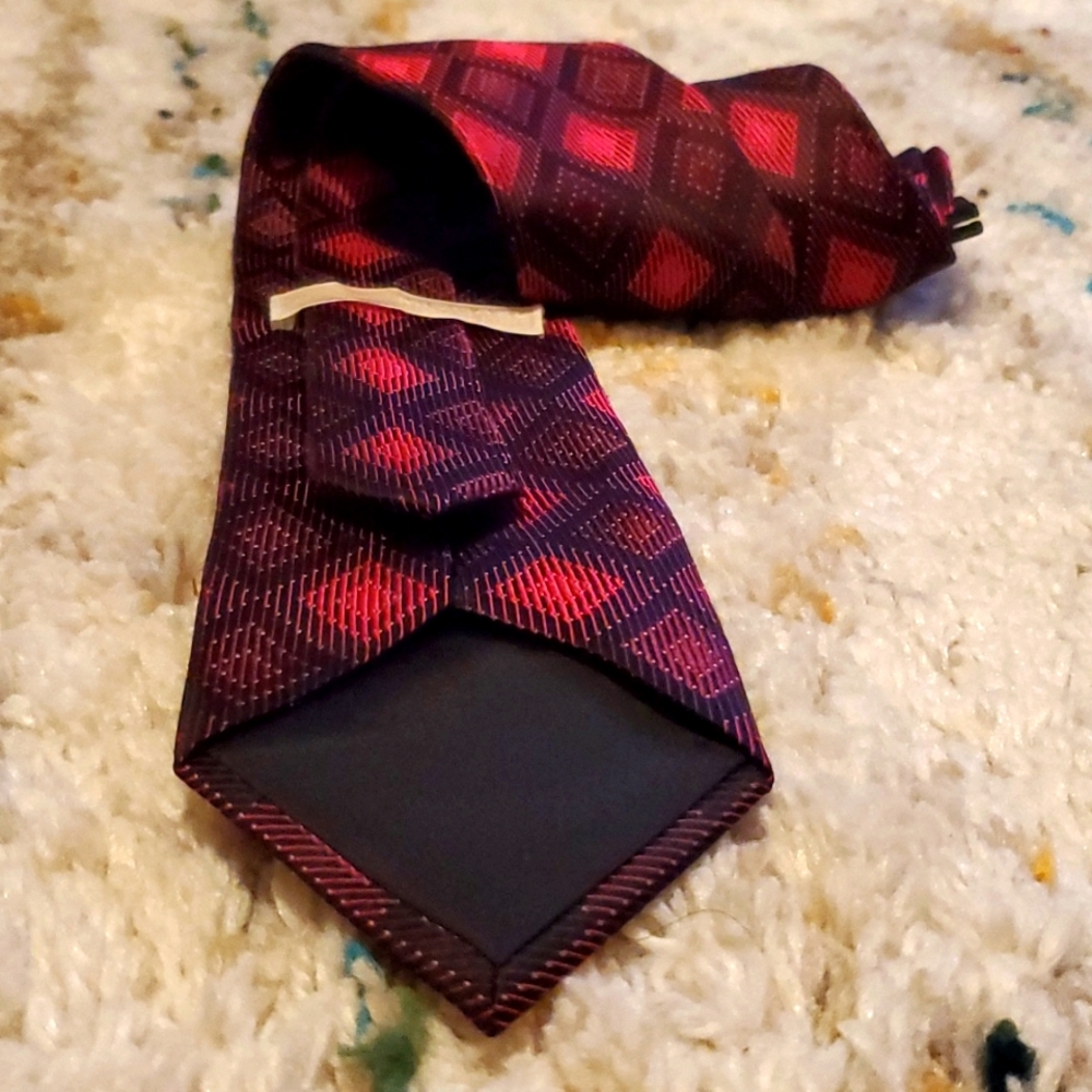 ☆☆Michael Kors, 100% Silk, Red and Burgundy Necktie